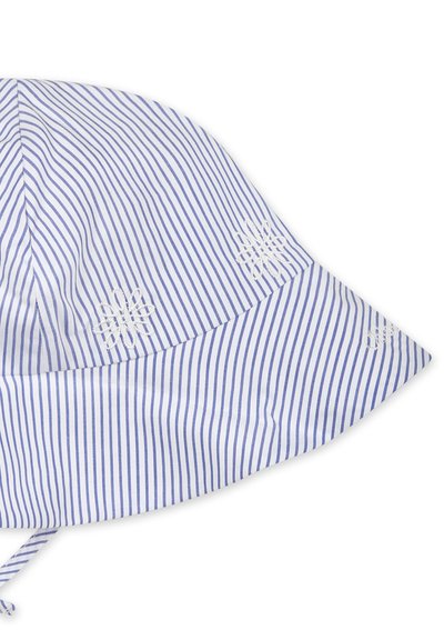 Chapeau seau rayé en tissu bleu et blanc, orné de motifs de flocons de neige brodés, avec un large bord et une sangle ajustable sous le menton.