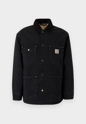 Jaqueta de denim preta com gola, dois bolsos no peito com fechos de pressão e um logo no bolso esquerdo. Interior forrado.