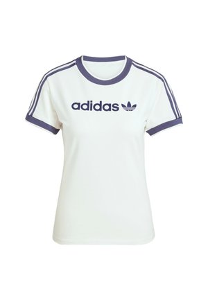 Witte kortebloed T-shirt met marineblauwe geribbelde kraag en mouwen. Bevat het "adidas"-logo in marineblauw en drie strepen op de schouders.