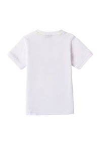 Camiseta de manga corta blanca hecha de algodón, con cuello redondo y un acento verde en la parte trasera del cuello. Textura suave, diseño casual.