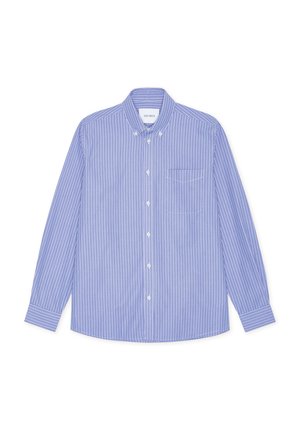 Πουκάμισο με κουμπιά μπροστά σε μπλε και άσπρες ρίγες. Διαθέτει μακριά μανίκια, τσέπη στο αριστερό μέρος του στήθους και κλασικό γιακά. Ύφασμα από βαμβάκι.