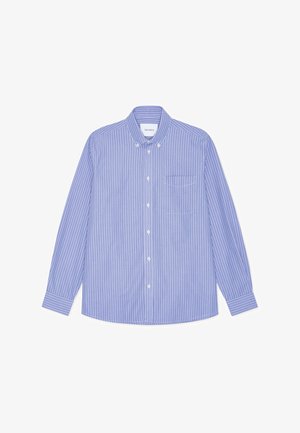Chemise boutonnée à rayures bleues et blanches ; manches longues, poche sur le côté gauche de la poitrine, et col classique. Tissu en coton.