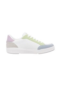 Vit sneaker med pastellaccent i grönt, blått och lila. Slät syntetisk ovandel, snörningsdesign och rund tåform.