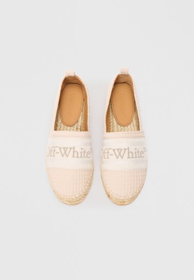 Bežinės espadrilės su audinio tekstūra ir "Off-White" tekstu ant viršaus, plokščiais jūroje pagamintais padeliais ir rudos odos įdėklais.