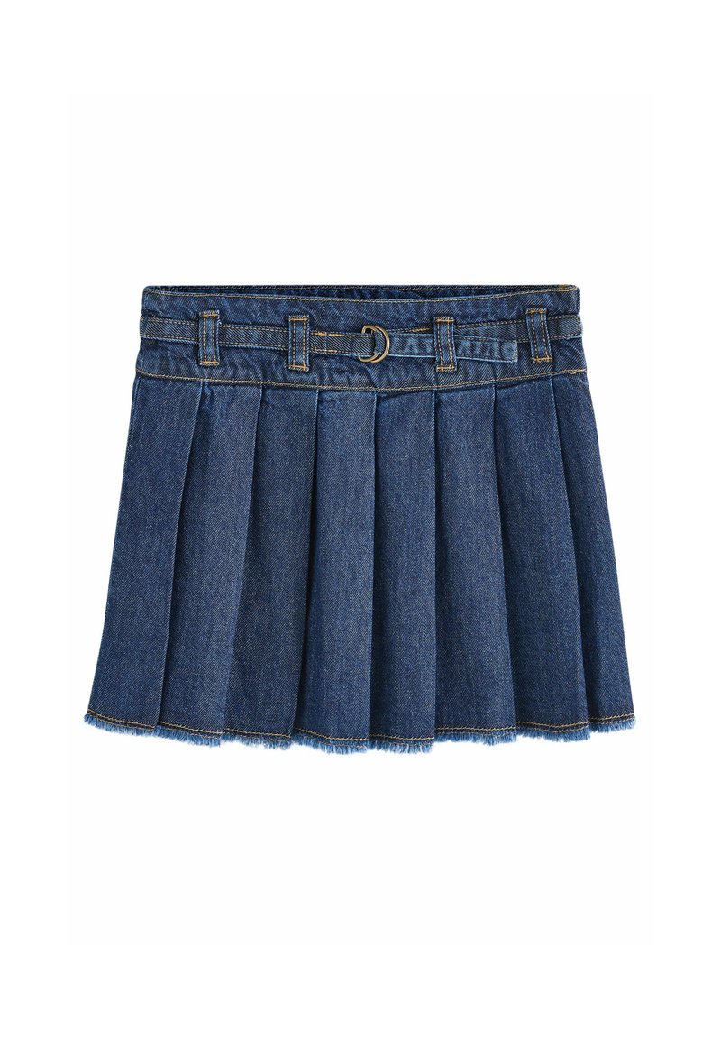 Jupe en denim plissée en denim foncé, avec une taille avec passants de ceinture, un accent de boucle en métal et un ourlet effiloché en bas.