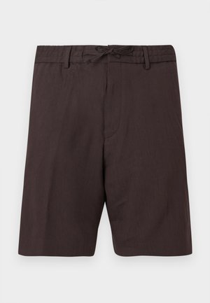 Σκούρα καφέ σορτς μήκους μέχρι το γόνατο με μέση με κορδόνι και θηλιές για ζώνη, με απλό, καθαρό σχέδιο σε λευκό φόντο.