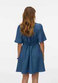 Abito camicia blu con maniche corte, vita arricciata e gonna svasata. Realizzato in un tessuto testurizzato, presenta un design semplice e classico.