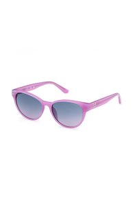 Lunettes de soleil en plastique violet avec des verres dégradés gris, forme œil de chat et décorations sur la monture. Marque : Guess.