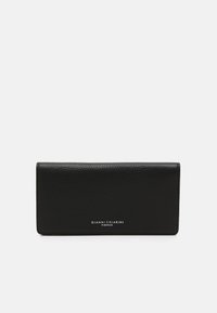 Portafoglio in pelle nera con una texture a grana, forma rettangolare e logo in rilievo anteriore. Design compatto e funzionale.