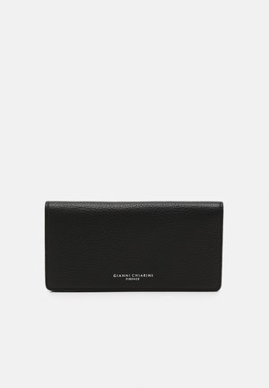 Portafoglio in pelle nera con una texture a grana, forma rettangolare e logo in rilievo anteriore. Design compatto e funzionale.