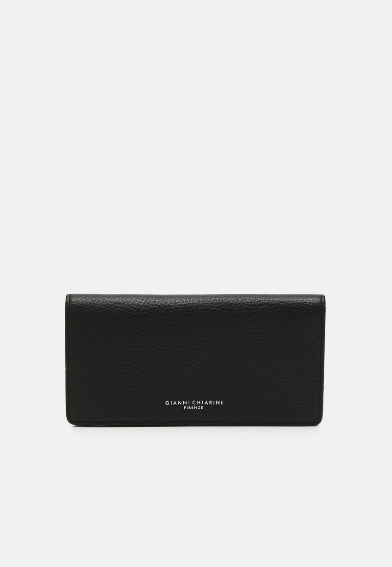 Portafoglio in pelle nera con una texture a grana, forma rettangolare e logo in rilievo anteriore. Design compatto e funzionale.