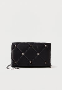 Μαύρη σατέν τσαντάκι με κουμπώματα σε σχήμα πυραμίδας, αλυσίδα στους ιμάντες, ορθογώνιο σχήμα και λεία υφή. Διαστάσεις 10 εκ. x 18 εκ. x 4 εκ.