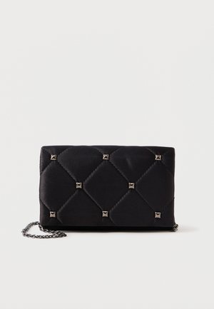 Schwarze, gesteppten Satin-Clutch mit silbernen Pyramidennieten, Kettenriemen, rechteckiger Form und glatter Oberfläche. Maße: 10 cm x 18 cm x 4 cm.