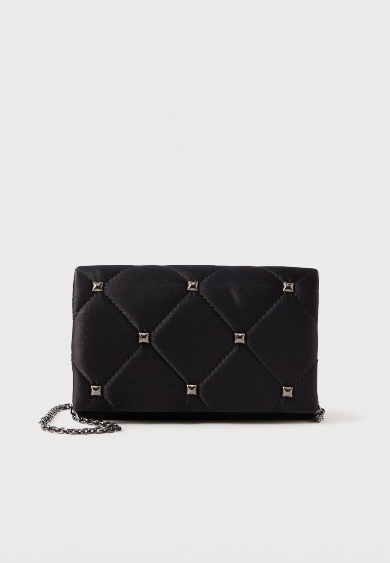 Melnā kvadrātveida satīna soma ar sudraba piramīdas nagu rotājumiem, ķēdes siksna, taisnstūra forma un gluda virsma. Izmēri: 10 cm x 18 cm x 4 cm.