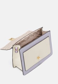 Gestructureerde handtas van beige en lavendel nepleer, met gouden hardware en een gequilt interieur. Beschikt over een flap sluiting en een zak.