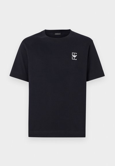 Mornarična bombažna majica s krožno izrezom in kratkimi rokavi. Ima majhen grafični logotip v beli barvi na levem prsnem delu.