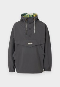 Veste de pluie gris foncé type pull-over avec capuche, boutons à l'avant, cordons de serrage, et doublure intérieure colorée de la capuche, étiquetée Columbia.