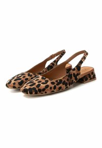Bailarinas de charol con estampado de leopardo y punta afilada, fabricadas en tejido suave, con un tacón bajo y correa en el tobillo ajustable.