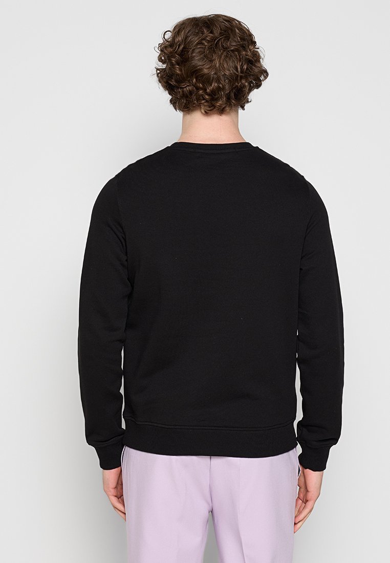 Sweat à col rond noir avec des poignets côtelés, fabriqué dans un matériau doux, présentant un design uni et une coupe régulière.