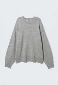 Pull en tricot gris clair avec un col rond, des épaules tombantes et des poignets et ourlet côtelés. Texture douce avec une coupe décontractée et oversize.