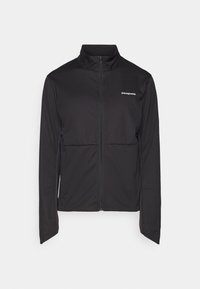 Giacca nera con zip realizzata in materiale liscio e leggero; presenta un colletto alto e un logo discreto sul lato sinistro del petto. Vestibilità classica con maniche lunghe.