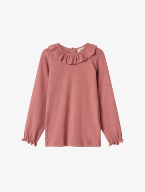 Camisola de manga longa em rosa pó, textura canelada, com decote franjado e punhos franzidos. Apresenta um fecho de botão nas costas.