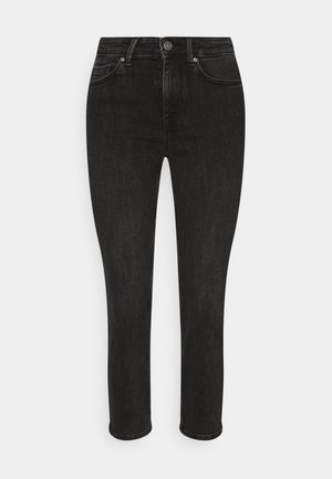 Jean slim noir avec bouton frontal, fermeture éclair, passants pour ceinture et design à cinq poches.