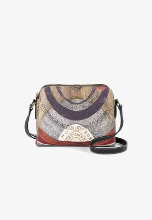 Bolso crossbody de lona multicolor con cierre de cremallera, que presenta diseños impresos, detalles en cuero negro y una correa ajustable.