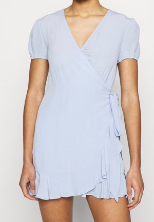 Vestido envolvente de color azul claro, hecho de una tela suave, con mangas cortas abullonadas, escote en V y un dobladillo con volantes que incluye un lazo lateral.
