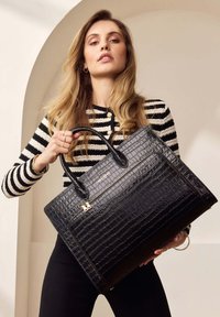 Schwarze Krokodilprägung Tote Bag mit zwei Griffen und einem goldenen Reißverschluss. Das Design zeichnet sich durch eine glänzende Textur und eine strukturierte rechteckige Form aus.