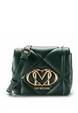 Bolso bandolera de cuero verde oscuro acolchado con correa ajustable, detalle de cadena dorada y logo dorado de Love Moschino en el centro frontal.