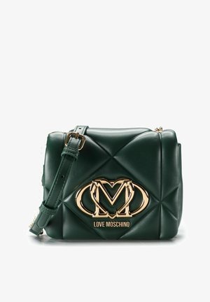 Donkergroene doorgestikte leren crossbodytas met verstelbare riem, gouden kettingdetail en goudkleurig Love Moschino-logo midden op de voorkant.