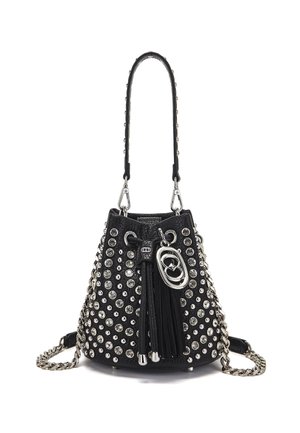 Borsa a secchiello nera con strass borchiati, dotata di chiusura a coulisse, dettaglio con nappina e tracolla a catena color argento.