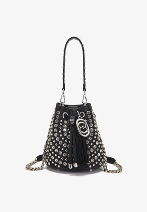 Borsa a secchiello nera con strass borchiati, dotata di chiusura a coulisse, dettaglio con nappina e tracolla a catena color argento.