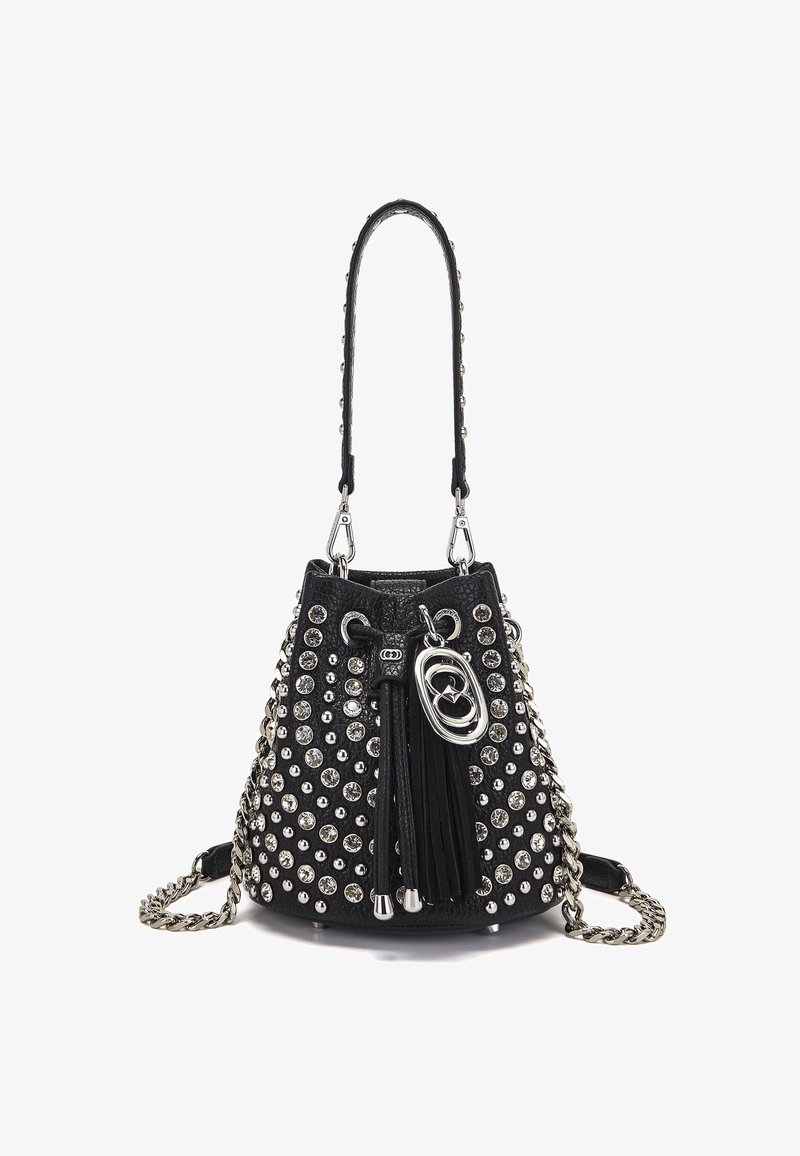 Borsa a secchiello nera con strass borchiati, dotata di chiusura a coulisse, dettaglio con nappina e tracolla a catena color argento.