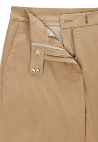 Beige broek van een gladde katoenmix, met een ritssluiting en knoopsluiting, en een binnenzak. Zichtbare stikseldetails.