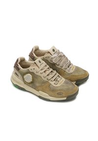 Un paio di sneaker beige e marroni con texture misto di suede e pelle, una con lacci standard e l'altra con lacci in nastro di raso larghi.