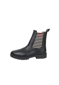 Stivale alla caviglia in pelle nera con design a brogue, pannelli elastici a righe contrastanti che presentano un cuore rosso e una spessa suola in gomma.
