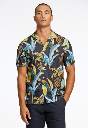 Cămașă cu mânecă scurtă dintr-un material închis, având un model vibrant de frunze tropicale în verde, galben și albastru, cu nasturi și guler tip camp.