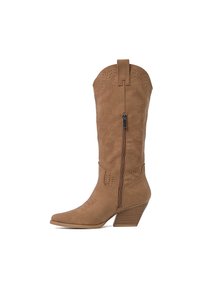 Bota de estilo occidental hasta media pantorrilla con costuras decorativas, cremallera lateral y tacón de bloque apilado sobre un fondo blanco.