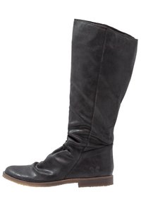 Botte noire en cuir montant jusqu'au genou avec une texture froissée, un bout lisse et une semelle plate. Présente un logo papillon subtil près du talon.