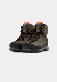 Zielono-szare buty trekkingowe z czarnymi podeszwami, z pomarańczowymi akcentami i teksturowanymi sznurówkami. Solidna konstrukcja, odpowiednia do trudnego terenu.