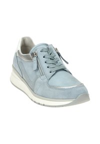 Hellblaues Wildleder-Sneaker mit silbernen Akzenten, ausgestattet mit einer Schnürung vorne und einem seitlichen Reißverschluss. Weiße Sohle mit strukturiertem Griffmuster.