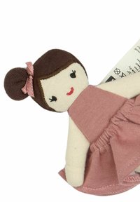 Miękka lalka z włosami z brązowej włóczki związanymi w kok i różową sukienką. Twarz ozdobiona jest przeszyciami, a we włosach ma wstążkę.