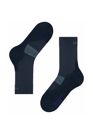 Paar schwarze Wadenhohe Socken mit grauen Streifen und blauem Text auf Fuß und Bündchen, flach liegend dargestellt, wobei ein Socken umgedreht ist, um die Sohle zu zeigen.