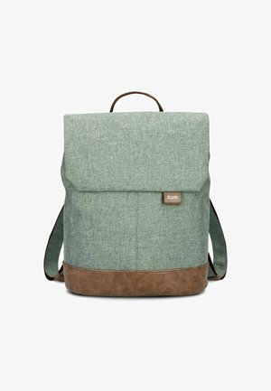 Grüner Stoff-Rucksack mit braunem Lederboden und Griff, Frontklappe als Verschluss und zwei Schulterriemen, nach vorne gerichtet vor weißem Hintergrund.