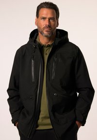 Schwarze Kapuzenjacke mit Reißverschlusstaschen, aus einem glatten, strukturierten Stoff. Verfügt über verstellbare Kordelzüge und ein leichtes Design.