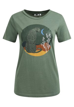 Grøn t-shirt med korte ærmer med grafik af en leopard, der sidder på en gul plet, hvide planter, orange bakker og en blå halvmåne.