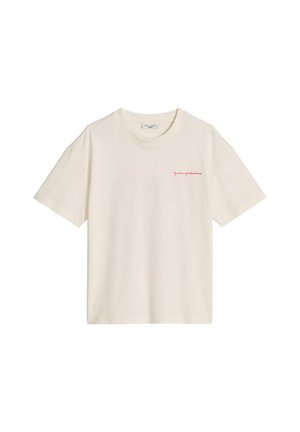 Κοντομάνικο T-shirt σε κρεμ χρώμα με στρογγυλή λαιμόκοψη και μικρό κόκκινο μακρόστενο κείμενο στην αριστερή πλευρά του στήθους που γράφει «by marcopolodenim».