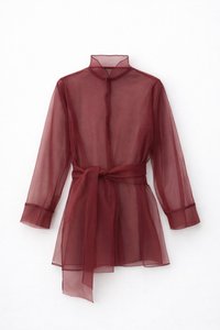 Blusa transparente burdeos con cuello mandarín, mangas largas y cinturón de lazo en la cintura. Tejido ligero con una textura suave.